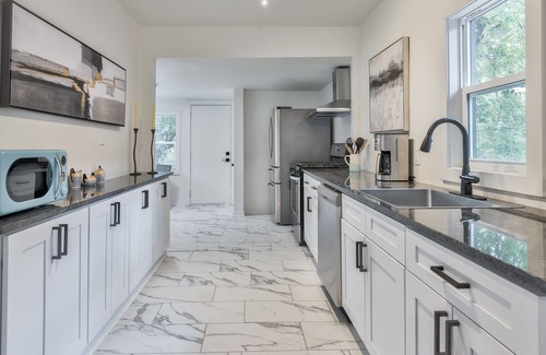 South Kansas City House | Modern home with 4 Bed + Workspace