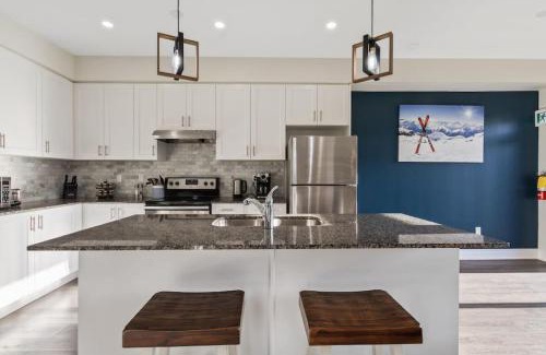 The Blue Mountains House | Modern home with a pool sauna pooltable & mountain view