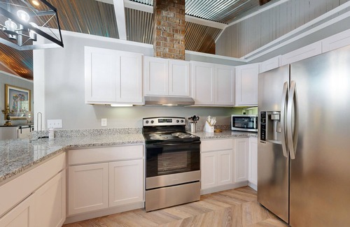 Claxton House | Modern home with full kitchen, patio and access to pond