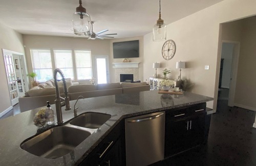 League City House | Modern home with pool