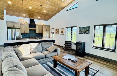 Big Horn County House | Modern Home with Private Big Horn River Access