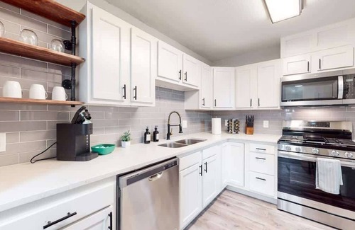 Jewell Heights - Hoffman Heights House | Modern Home with Three King Beds Near VA & Anschutz