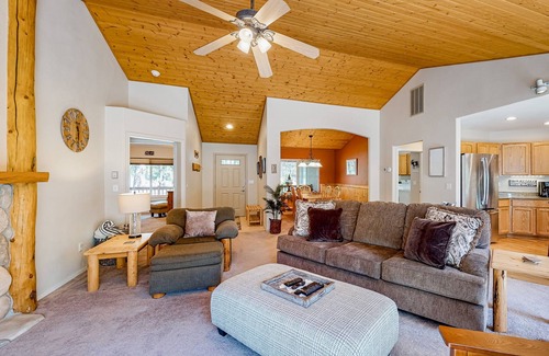 Three Rivers House | Modern home with washer/dryer, central AC, fireplace & deck