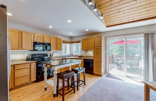 Three Rivers House | Modern home with washer/dryer, central AC, fireplace & deck