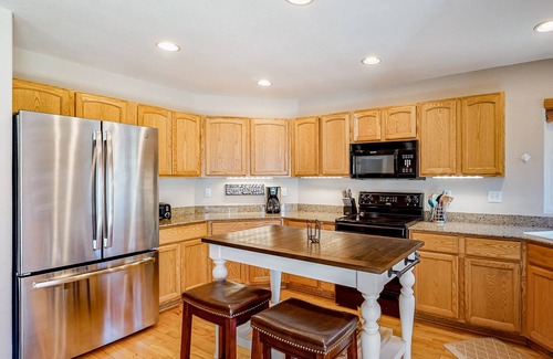 Three Rivers House | Modern home with washer/dryer, central AC, fireplace & deck
