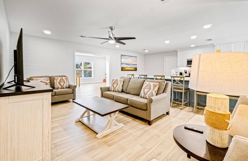 Ono Island House | Modern home with WiFi, deck, washer & dryer and central A/C