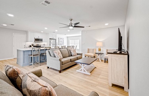 Ono Island House | Modern home with WiFi, deck, washer & dryer and central A/C
