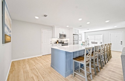 Ono Island House | Modern home with WiFi, deck, washer & dryer and central A/C