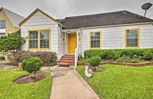 Riverside Terrace House | Modern Home with Yard Less Than 3 Miles to Houston Zoo!