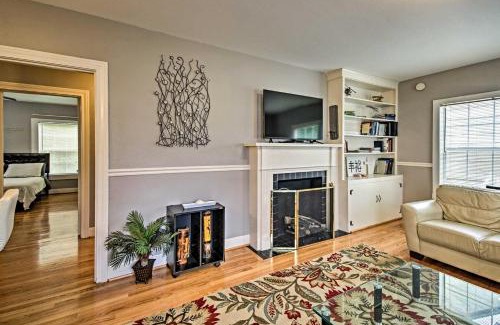 Riverside Terrace House | Modern Home with Yard Less Than 3 Miles to Houston Zoo!