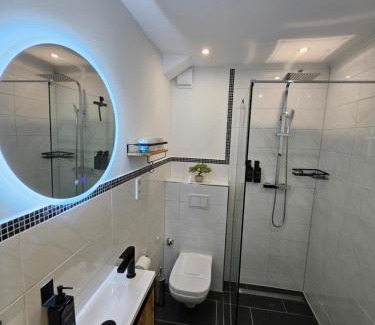 Moers Apartment | Modern Homes - Voll ausgestatte Wohnung - Balkon - Hotelbetten - 4K TV - WLAN