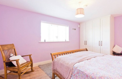 Ballyboghil House | Modern homestay rooms 15 minutes from Dublin Airport & 25 minutes to Dublin City