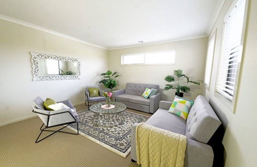 Pakenham House | Modern Homly 6BRM House for Big Group at Pakenham