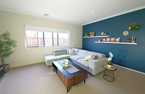 Pakenham House | Modern Homly 6BRM House for Big Group at Pakenham