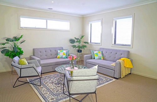 Pakenham House | Modern Homly 6BRM House for Big Group at Pakenham
