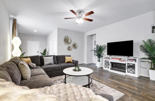Converse House | Modern Hot Tub Escape Yard Bbq Pets Games Wifi