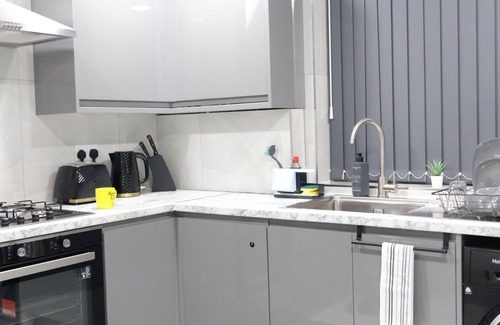 Failsworth House | Modern House - 3 Bedrooms - 1 Bath - Mancity