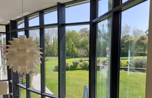 Woodstown House | Modern house 3 minutes walk to a sandy beach