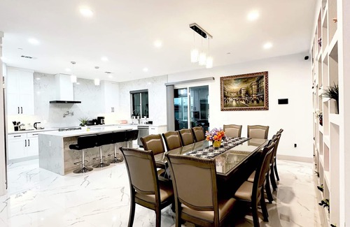Westminster House | Modern House, 6 Bedrooms- 9 beds, 6.5 Smart Bathrooms, near Disney & Beach