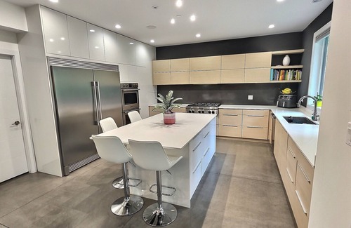 Squamish House | Modern House, Amazing Location: 4BR, Sleeps 8, A/C, King + Queen Beds, Bike
