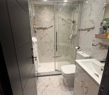 Stratford Apartment | Modern House Apartment Stratford E15 London - Sleeps 2 - 9, Fast Links to Central London, Near O2, Greenwich & Olympic Park, Child-Friendly Garden, Free Parking, Free WiFi