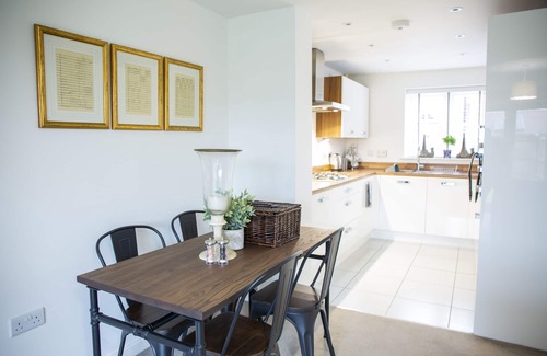 Frampton on Severn House | Modern House in Stratford Upon Avon With Private Parking Free Wifi Netflix