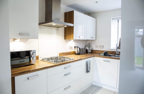 Frampton on Severn House | Modern House in Stratford Upon Avon With Private Parking Free Wifi Netflix
