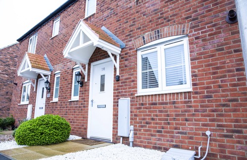 Frampton on Severn House | Modern House in Stratford Upon Avon With Private Parking Free Wifi Netflix