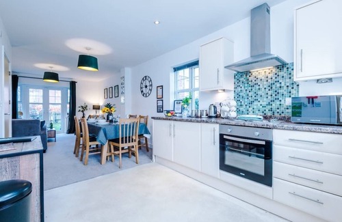 Crewe House | Modern house, ideal for contractors, sleeps 8!