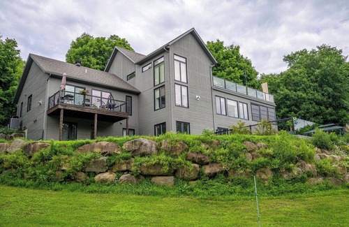 Prevost House | Modern house near the St-Sauveur ski slopes (15 min), little northern train (5 min)
