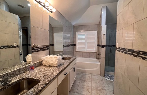 South Arlington House | Modern House Near Six Flags, Hurrican Harbor, AT&T Station