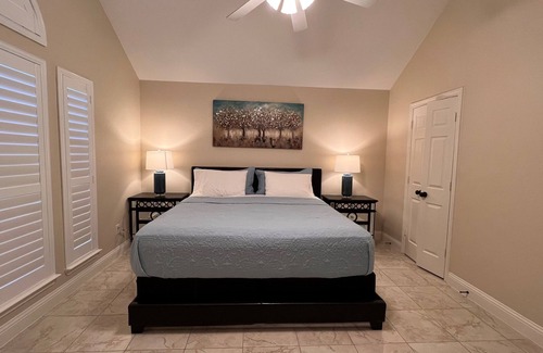 South Arlington House | Modern House Near Six Flags, Hurrican Harbor, AT&T Station