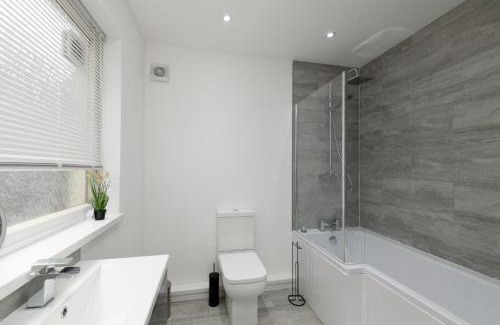 Rhondda Cynon Taff Apartment | Modern House near Washeries Park