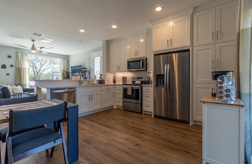 Glen Rose House | Modern house only minutes away from Fossil Rim Wildlife Center & Dinosaur Park.n