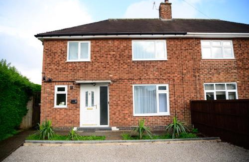 Bramcote House | Modern house , Perfect for business trip & Families holiday or working proffesionals-5 min from M1 J25 , 500MB Wi-Fi , Netflix , Fully equiped kitchen , Asda supermarket 5 min walk , Free Secure parking with CCTV ,available monthly deals