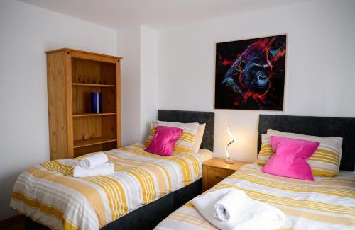 Bramcote House | Modern house , Perfect for business trip & Families holiday or working proffesionals-5 min from M1 J25 , 500MB Wi-Fi , Netflix , Fully equiped kitchen , Asda supermarket 5 min walk , Free Secure parking with CCTV ,available monthly deals