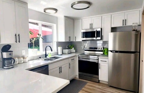 Pierce County House | Modern House, sleeps 10, 15 Minutes to the Entrance of Mt.Rainier.