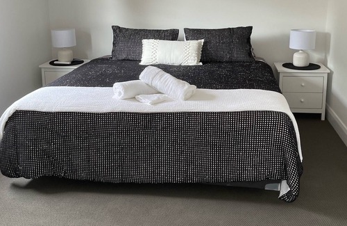 Horsham House | Modern house sleeps 6