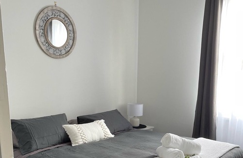 Horsham House | Modern house sleeps 6
