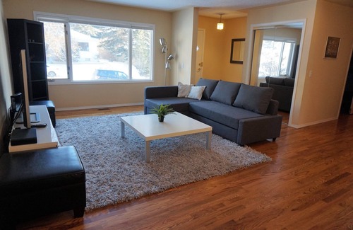 Northwest Calgary House | ⭐Modern House⭐Steps to FMC & Bow River⭐Mins to DT