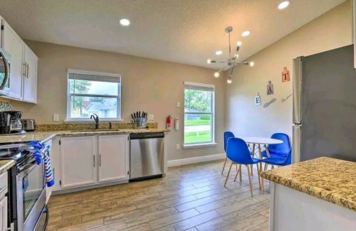 Clear Creek House | Modern House w/FREE 1st Morning Breakfast & unlimited Heated Pool !