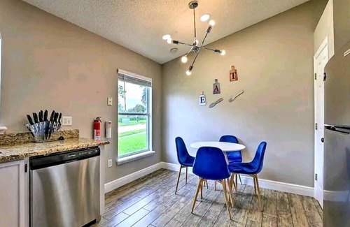 Clear Creek House | Modern House w/FREE 1st Morning Breakfast & unlimited Heated Pool !