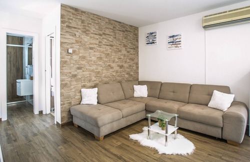 Kamen Apartment | Modern house w.large garden & children playground
