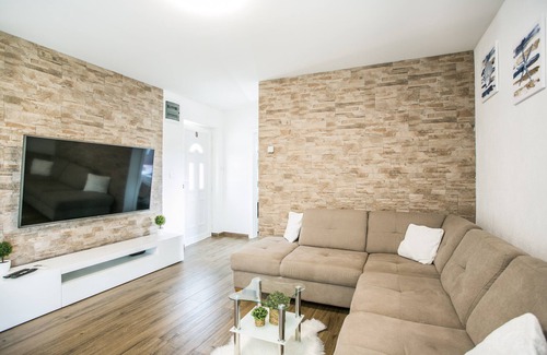 Kamen Apartment | Modern house w.large garden & children playground