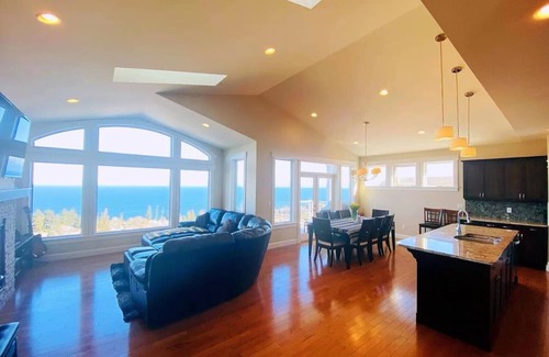 Regional District of Nanaimo House | Modern house with abundant ocean view