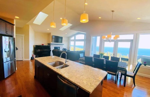 Regional District of Nanaimo House | Modern house with abundant ocean view