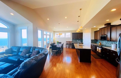 Regional District of Nanaimo House | Modern house with abundant ocean view
