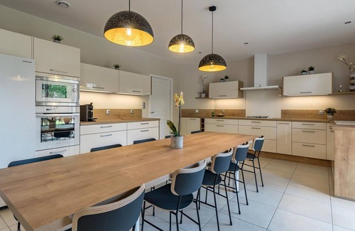Gy Cottage | Modern house with enclosed garden, 4 bedrooms, near Gy Castle