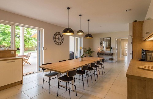 Gy Cottage | Modern house with enclosed garden, 4 bedrooms, near Gy Castle