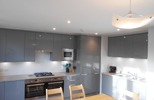 Epsom House | Modern house with sunny garden, close to train station, 30 mins Central London